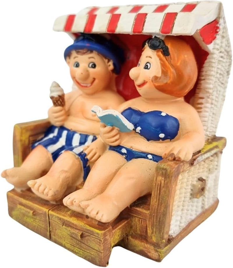 Strandstoelkoppelbeeldje gemaakt van polyresin decoratief beeldje