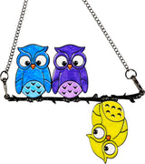 Meerkleurige uil op een draadglas-raambehang, raamdecoratie, hangende zonnecatcher, uil, zonnevanger, raamdecoratie, hangende vogel-zonnevangers