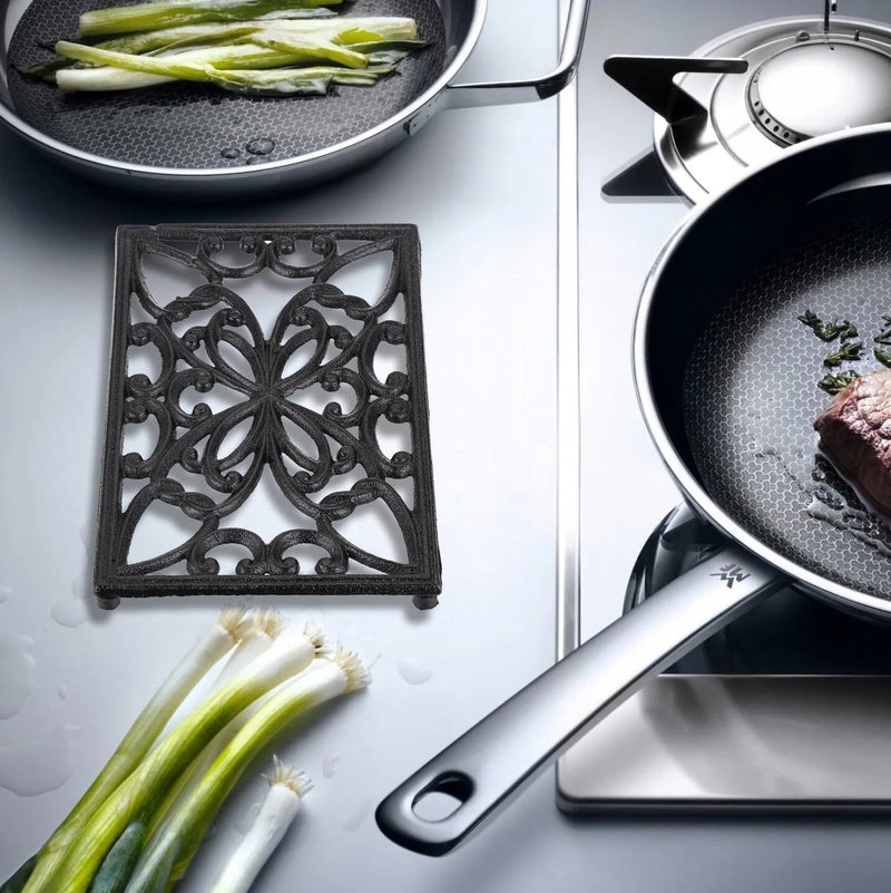 Gietijzeren potmat met vlinderpatroon, vintage roestvrij hittebestendig onderzetter met rubberen voetjes voor eettafel keuken hotpotbasis, kom zwart (25,5 x 15,8 x 1,6 cm)