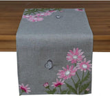 Tafelkleed Middeldeken/tafelloper, kussenhoes, grijs gebloemd, crankborduurwerk met roze margrieten en witte vlinder (40 x 85 cm)