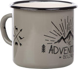 Emaille mok met spreuk The Adventure Begins, 330 ml, campinguitrusting, retro design, grijs