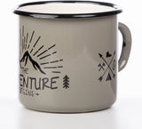 Emaille mok met spreuk The Adventure Begins, 330 ml, campinguitrusting, retro design, grijs