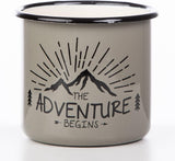 Emaille mok met spreuk The Adventure Begins, 330 ml, campinguitrusting, retro design, grijs