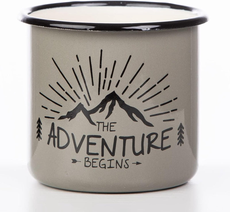 Emaille mok met spreuk The Adventure Begins, 330 ml, campinguitrusting, retro design, grijs