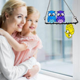 Meerkleurige uil op een draadglas-raambehang, raamdecoratie, hangende zonnecatcher, uil, zonnevanger, raamdecoratie, hangende vogel-zonnevangers