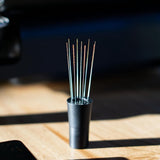 Tool, magnetische koffieroerder 0,4 mm, 9 geïnstalleerde pinnen + 0,25 mm, 9 extra naalden voor espresso-uitgiftetool met metalen standaard voor Barista Espresso (zwart)