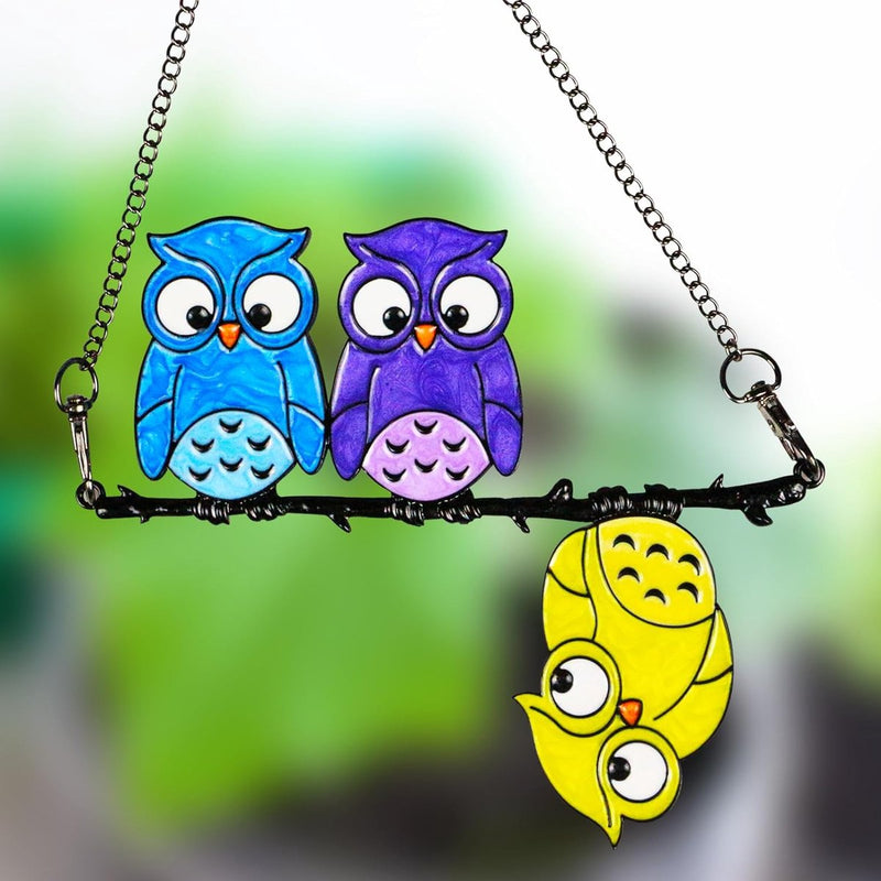 Meerkleurige uil op een draadglas-raambehang, raamdecoratie, hangende zonnecatcher, uil, zonnevanger, raamdecoratie, hangende vogel-zonnevangers