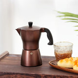 Espressomaker Italiaanse bruine koffiepot espresso van gegoten aluminium met transparant deksel geïsoleerd handvat