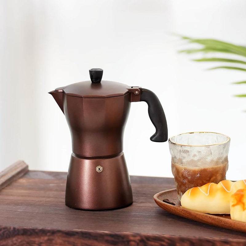 Espressomaker Italiaanse bruine koffiepot espresso van gegoten aluminium met transparant deksel geïsoleerd handvat