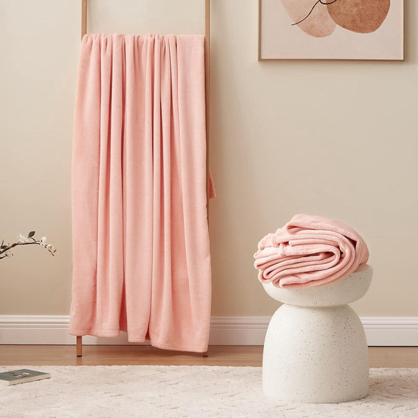 Knuffeldeken, pluizige deken, roze, fleecedeken, 150 x 200 cm, XL, warme bankdeken, knuffelige woondeken, roze, zacht, als woonkamerdeken, bankdeken voor de winter