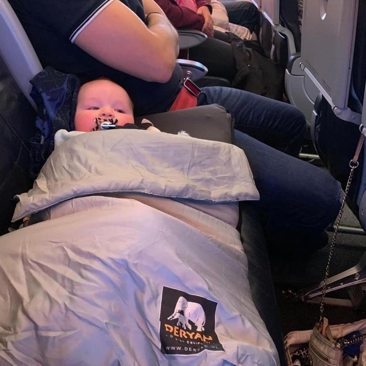 Deryan AirTraveller Vliegtuigbedje reiskussen inclusief matras Deryan AirTraveller Vliegtuigbedje reiskussen inclusief matras