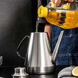 Oliekan 600 ml oliefan roestvrij staal olijfolie oliedispenser, lange opening ingrediëntendispenser oliefles kruidenketel kannetje voor olie, azijn, saus