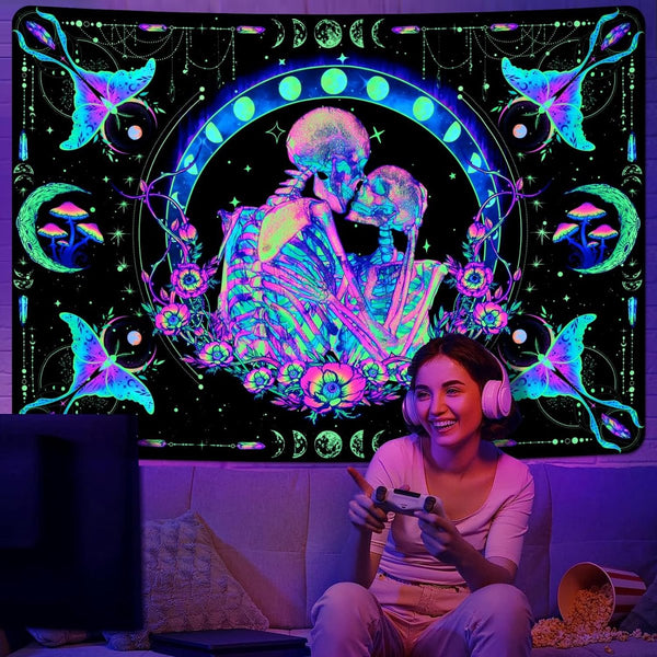 Black Light Paar Skelet Wandtapijt Kleurrijke Vlinder Mot UV Reactief Wandbehang Hippie Maan Bloemen Gloeien in het Donkere Melkwegstelsel Wanddoek voor Slaapkamer Woonkamer 210 x 150 cm