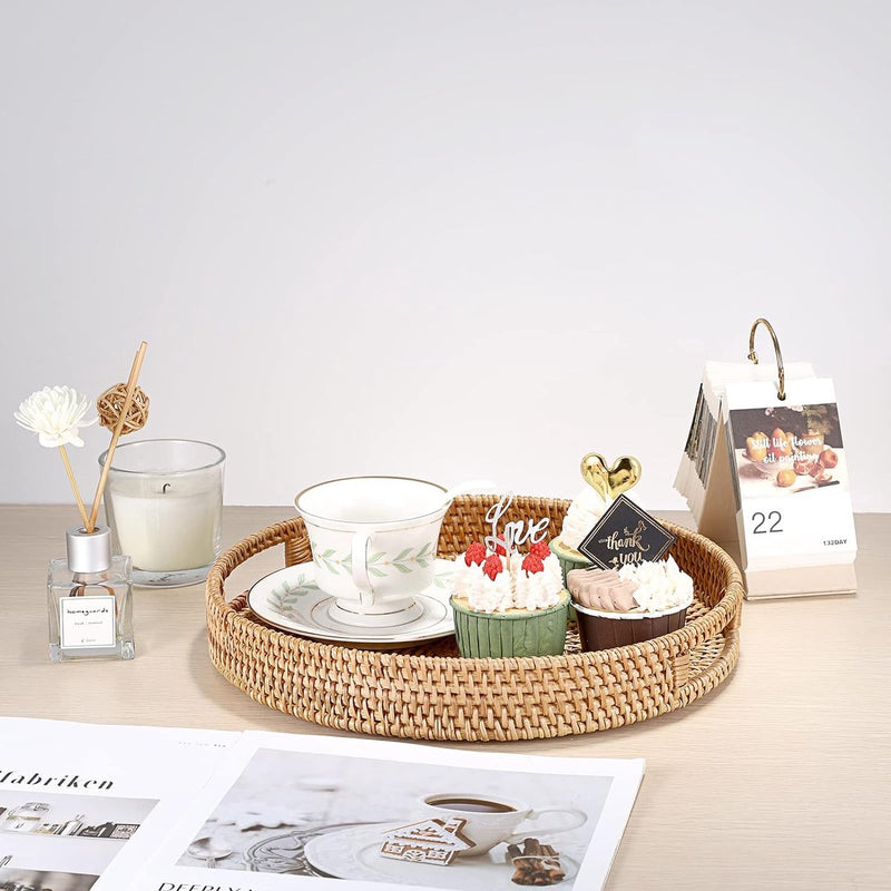 Rotan dienblad met handgrepen Rond geweven rieten dienblad Rieten dienblad Rotan dienblad Decoratieve serveermand Opbergmand voor fruitbrood Koekjes Snoepspeelgoed 30CM