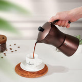 Espressomaker Italiaanse bruine koffiepot espresso van gegoten aluminium met transparant deksel geïsoleerd handvat