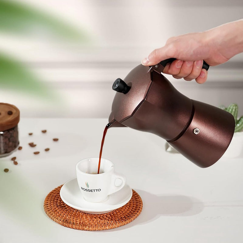 Espressomaker Italiaanse bruine koffiepot espresso van gegoten aluminium met transparant deksel geïsoleerd handvat