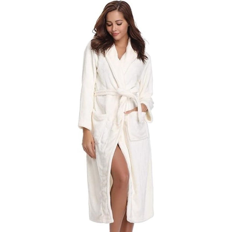 Tot de winterbadpakken behoren onder meer flanellen badpakken voor dames, saunajassen met capuchon, pluche jasjes, lange rokken, huisjas voor dames