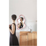 Onregelmatige frame wandspiegel, decoratieve spiegel, make-up spiegel, ijdelheidsspiegel voor badkamer, woonkamer, slaapkamer (roze)
