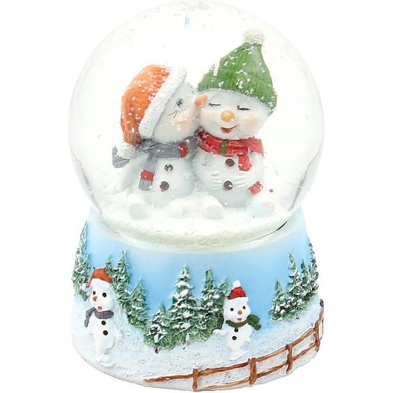 Sneeuwbol met sneeuwkinderen met muts op op een uitvoerig versierde sokkel, afmetingen L/B/H: 6,5 x 6,5 x 9 cm, bol Ø 6,5 cm.