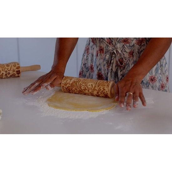 gegraveerde deegroller voor zelfgemaakt gebak. Deegroller met bloemen. Gegraveerde deegroller met patroon voor doe-het-keuken, koekjes van Algis Crafts