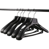 Brede zwarte plastic kleerhangers voor colberts en broeken - Set van 5