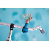 Fietsvaas Frieda stuurvaas / vaas voor het fietsstuur van hout Fietsvaas Frieda is een vaas die speciaal is ontworpen om aan het stuur van een fiets te bevestigen. Deze vaas is gemaakt van hout.