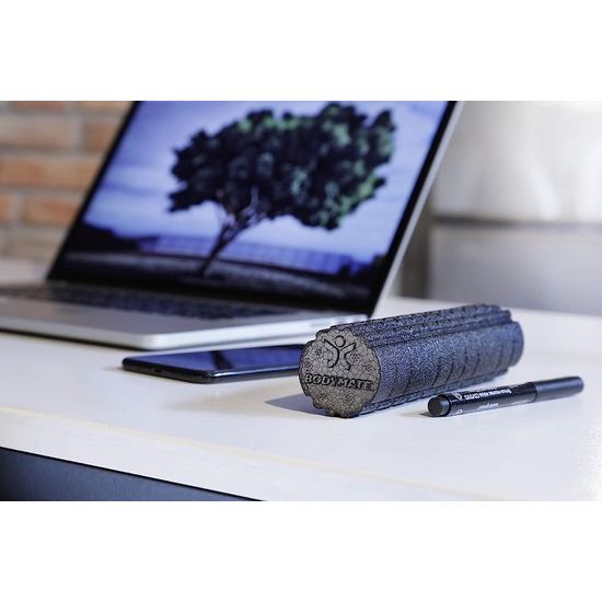 CARE with CORE Fascia-set bestaande uit fasciarol CARE 35 x 14 cm, middelhard met groef rondom, twee kleine rollen met glad en genopt oppervlak, 20 x 4,5 cm, zwart met e-book