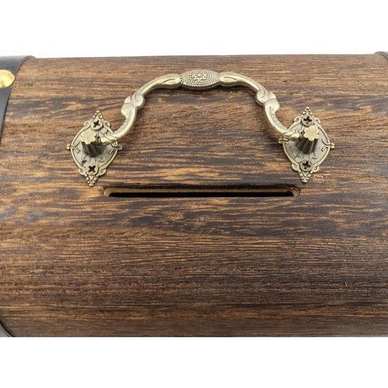 Vintage houten schatkist is handgemaakt door vakmensen van hoogwaardig hout, geurloos, sterk, duurzaam, heeft een mooie kleur en verandert niet van kleur na verloop van tijd