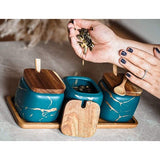 Keramische kruidenpotjes, set van 3, suiker- en zoutpotjes, in elegante marmerlook, eyecatcher, kruidenpotje met echt houten deksel en bamboe serveerlepel, incl. echt houten dienblad (smaragdgroen)