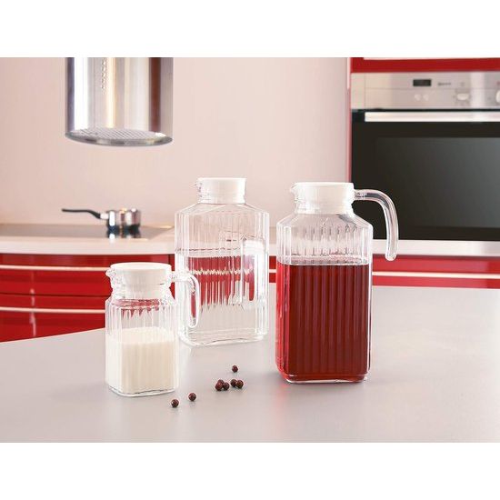 koelkastgietkan met wit deksel 2 liter = refrigerator jug with white lid 2 liters