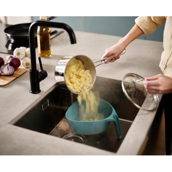 Triangular Colander, voedseldispenser met verticale handgreep en Easy-Pour Corners, Dark Opa