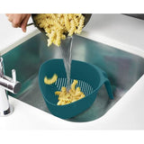 Triangular Colander, voedseldispenser met verticale handgreep en Easy-Pour Corners, Dark Opa