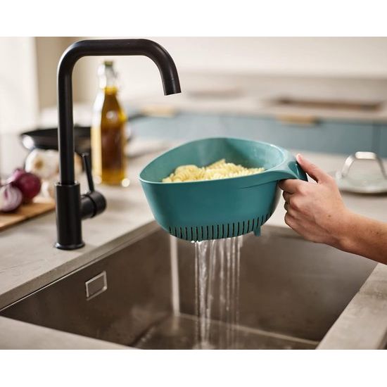 Triangular Colander, voedseldispenser met verticale handgreep en Easy-Pour Corners, Dark Opa
