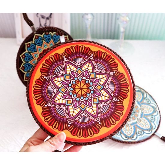 Keramiek voor warme gerechten, potten en pannen, onderzetters mat decoratieve isolatiepads met kurkrug in mandala-stijl, diameter 17 cm (4 stuks)