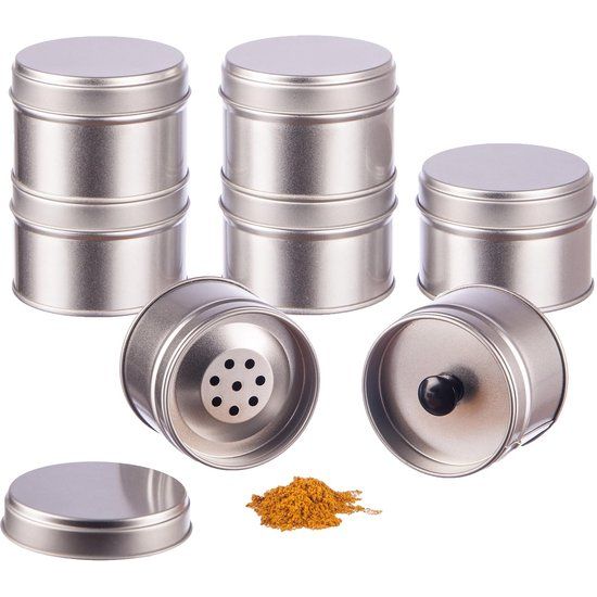 Set van 6 kleine kruidenpotjes, stapelbaar met extra aroma-deksel, inclusief 6 etiketten + 2 shaker-inzetstukken | Hoogte: Elke Ca. 4,5 cm, Diameter Ca. 6,4cm | Jerrycans Materiaal: Blik | BPA-vrij en