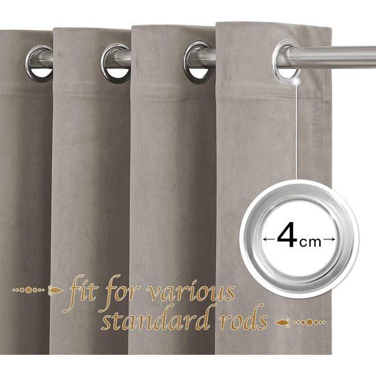 Productdetails: Verkocht als twee stuks fluwelen gordijnen. Hoogte 260 cm x breedte 132 cm per stuk. (De hoogte wordt gemeten vanaf het bovendeel van de inslagringen.