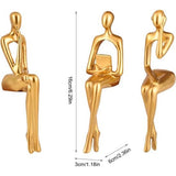 Het gouden Thinker-beeldhouwwerk is gemaakt van harsmateriaal,