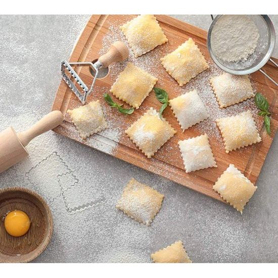 Ravioli Uitsteekvormpjes, deegzakwiel met houten handvat en geribbelde rand, set van 4