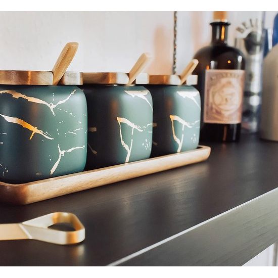 Keramische kruidenpotjes, set van 3, suiker- en zoutpotjes, in elegante marmerlook, eyecatcher, kruidenpotje met echt houten deksel en bamboe serveerlepel, incl. echt houten dienblad (smaragdgroen)