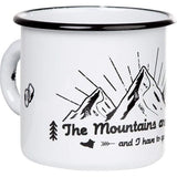 Emaille mok The Mountains Are Calling 330 ml Campingmok met spreuk Campingmok I zwart-wit