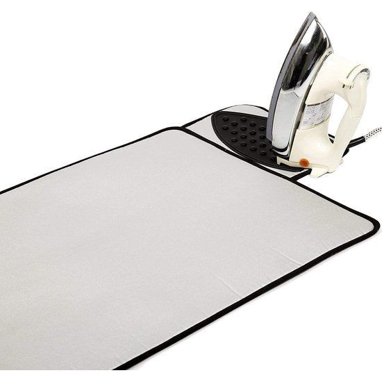 Strijkmat/strijkplank - metallic zilver (groot 50 x 70 cm) met 5 mm schuimvulling & siliconen strijkzool voor stoomstrijken op tafelblad of bed - warmtewerend