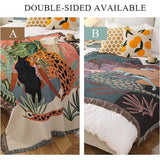 dubbelzijdige katoenen geweven deken plaid met kwastjes, in jungle bohemien stijl. Het is een wandtapijt, knuffeldeken en decoratieve deken voor op bed, bank, fauteuil, campingdeken, tafelkleed en tapijt. De afmetingen zijn 160 x 130 cm.