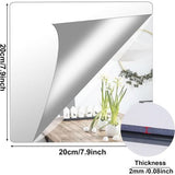 Een pakket van 8 zelfklevende spiegeltegels, 20 x 20 cm (dikte: ca. 2 mm), en een gratis sticker.