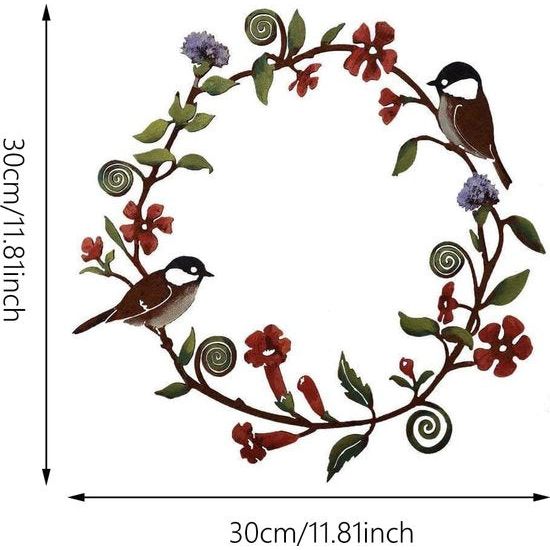 Voeg een vleugje vintage charme toe aan je huis met een mooie metalen deurslinger. De krans toont bladeren, bloemen en vogels