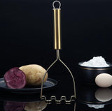 Gouden aardappelstamper, roestvrijstalen hoogwaardige metalen aardappelreicer met titanium vergulding, voedselstamper gebruiksvoorwerp, handstamper, groentefruit puree, vaatwasmachinebestendig (9,6 inch)