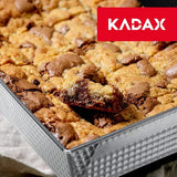 KADAX Rechthoekige bakvorm, bakplaat in 3 maten, hoge blikken randen voor cake, toast, cheesecake, brownie, onderhoudsvriendelijke bakvorm, warmteverdeling (30,5 x 25,5 cm, zwart)