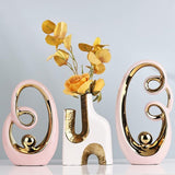 De grootte van het abstracte keramische beeld is 30 cm H x 20 cm L x 3 cm B