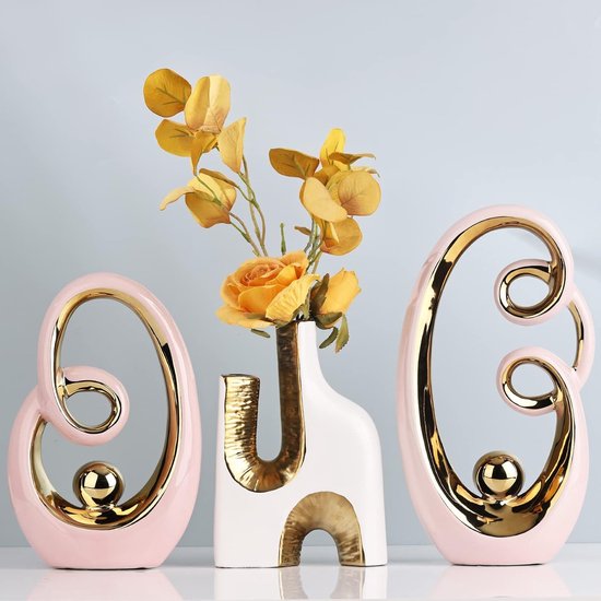 De grootte van het abstracte keramische beeld is 30 cm H x 20 cm L x 3 cm B