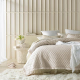 sprei in crème, 170 x 210 cm, veelzijdige woondeken als bedsprei of bankovertrek, sprei voor bed en bank, quiltstijl, ideaal als sprei