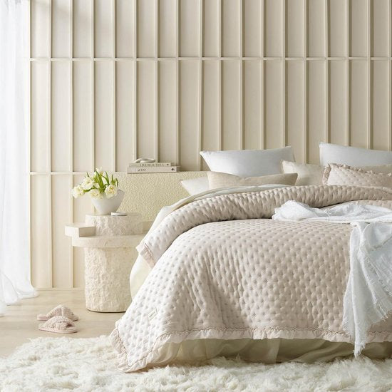 sprei in crème, 170 x 210 cm, veelzijdige woondeken als bedsprei of bankovertrek, sprei voor bed en bank, quiltstijl, ideaal als sprei